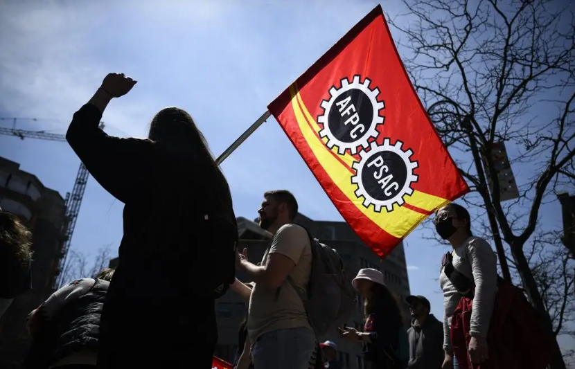 PSAC members at a federal public-service picket line in Gatineau in April 2023.